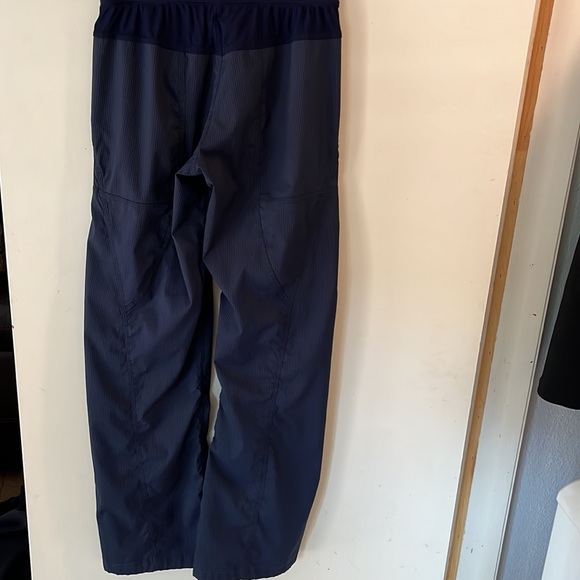 Navy Lululemon size 4 like new - Picture 2 of 3